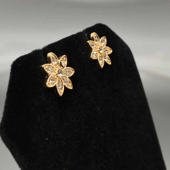 Gorgeous Dainty Gold Tone Flower Earrings, EUC - Picture 4 of 8